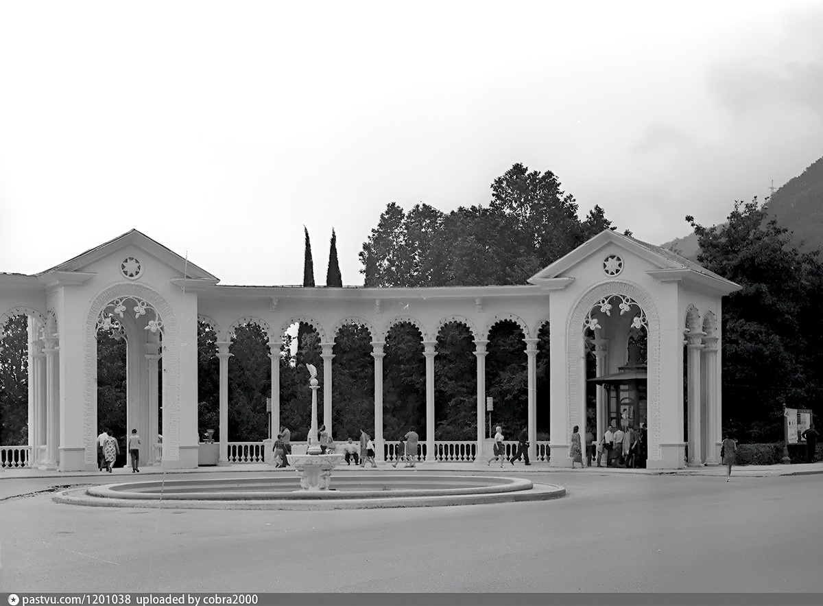 Гагрская колоннада. Фото времён СССР.