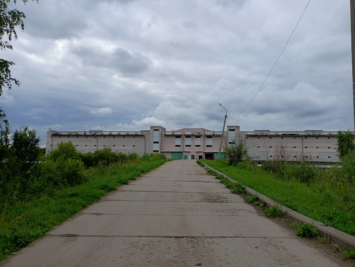 Достаточно приличный комплекс с бетонным подъездом к нему