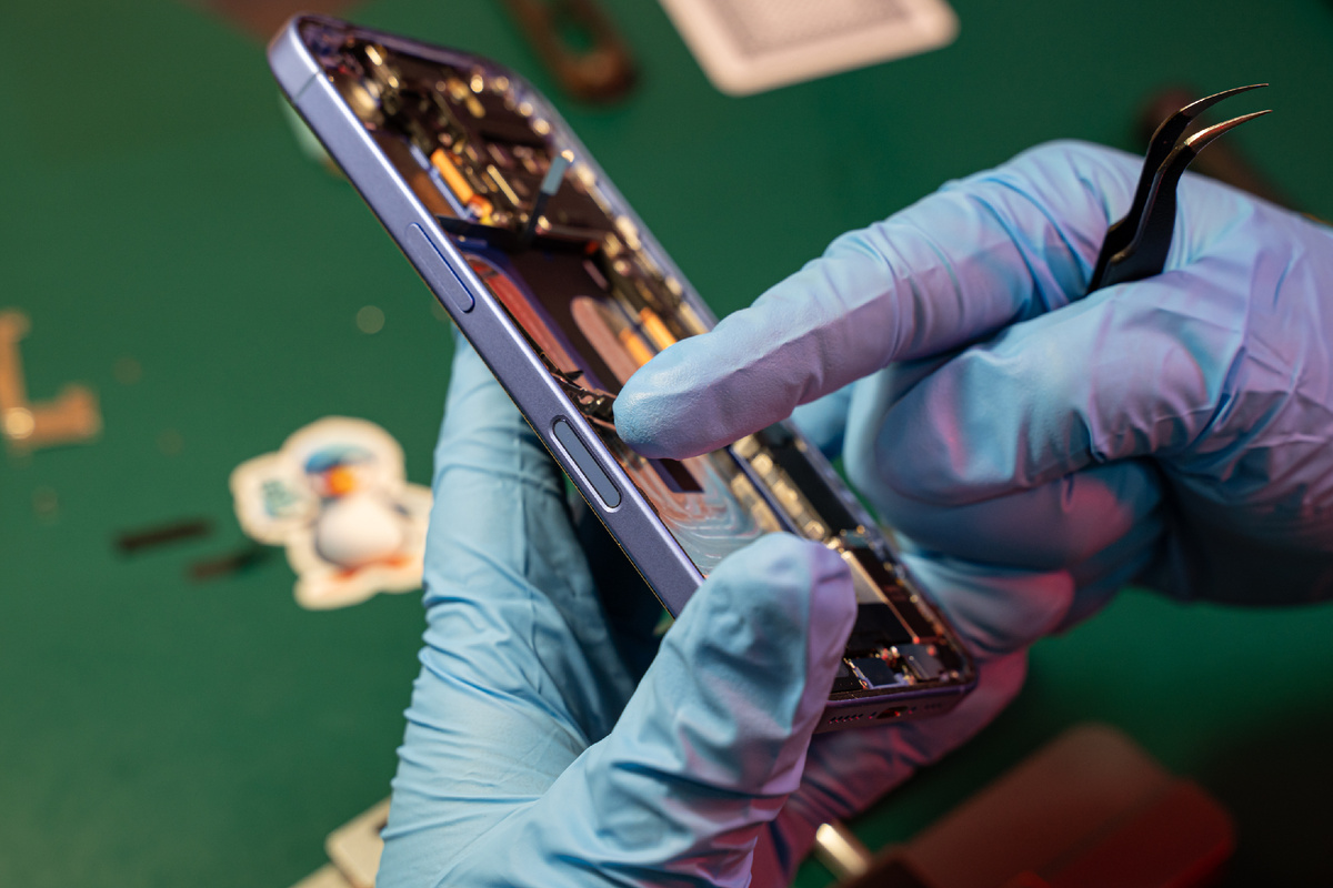 Кнопка впаена в корпус, но ее уже успели демонтировать и собрать обратно! 