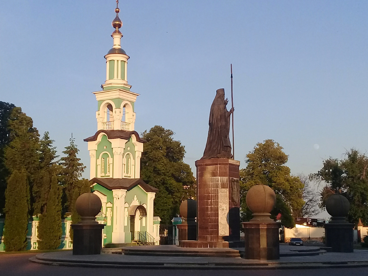 Памятник основателю "кафедрала" - владыке Питириму. 