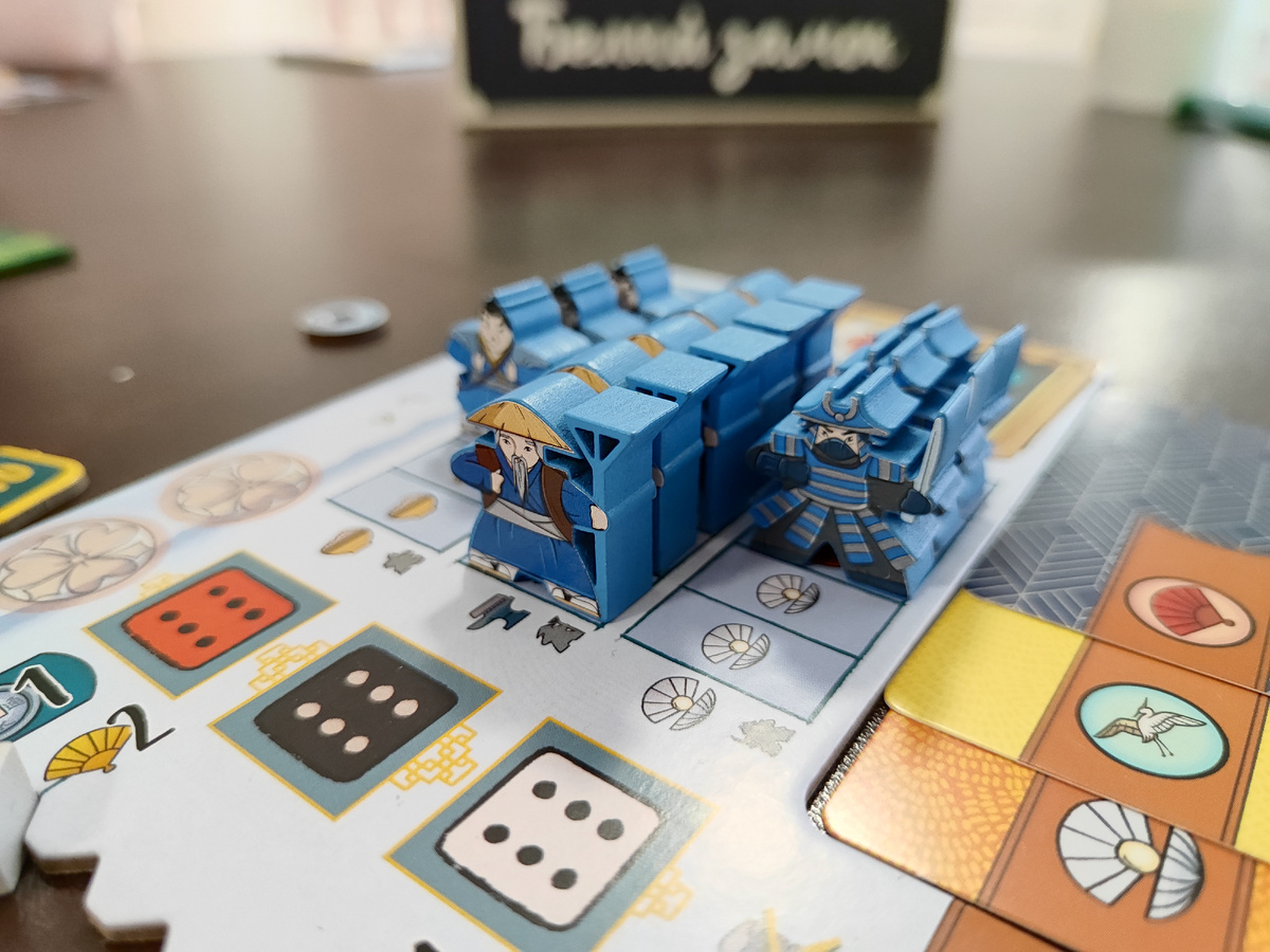 Компоненты настольной игры "Белый замок" в наклейках