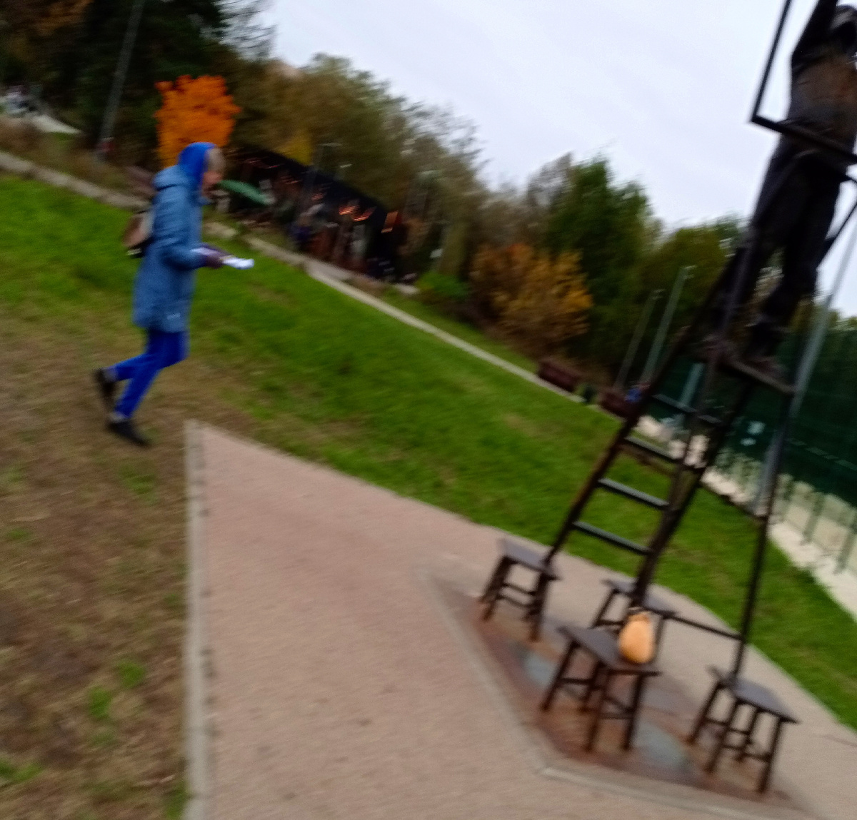 И вот таких, с планшетом и ручкой, можно встретить на каждом шагу.