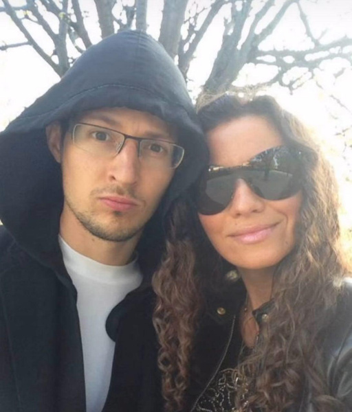 Пара выглядела счастливой в начале отношений