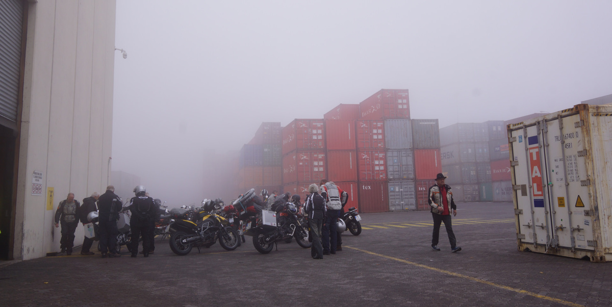 Получение мотоциклов в Карго-терминале в Вальпараисо (Чили)