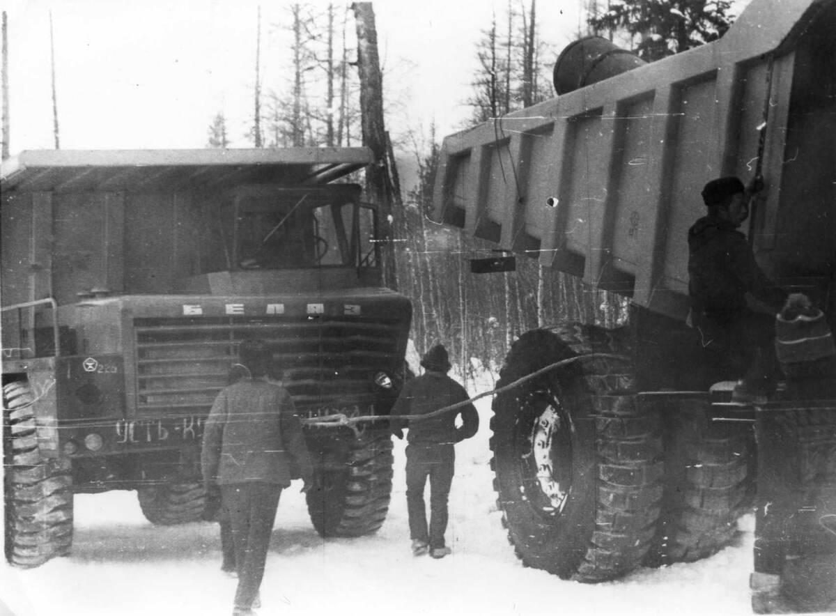 Фото автора. На зимнике Усть-Кут – Мирный.  Снимок из первой поездки когда автор перегонял БелАЗ–540. 