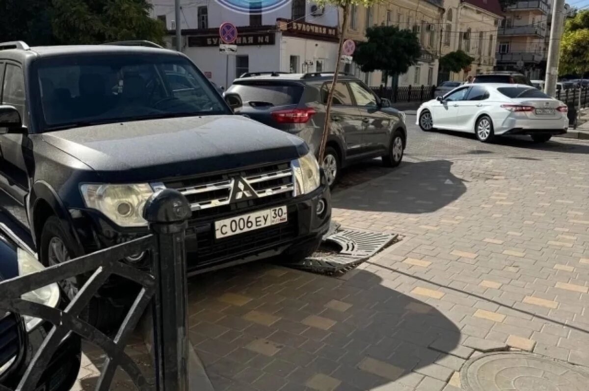    Астраханца оштрафовали за припаркованный автомобиль на тротуаре