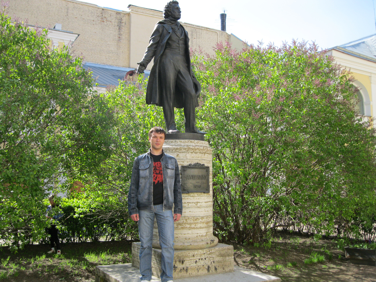 Памятник А.С. Пушкину во дворе музея-квартиры по адресу наб. реки Мойки, 12.