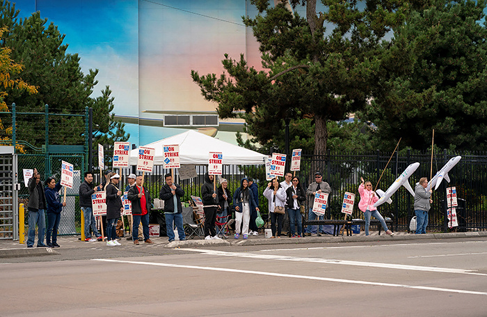    Рабочие завода Boeing и их сторонники на пикете у входа на производственный объект Boeing в Рентоне, штат Вашингтон, США.David Ryder/Reuters