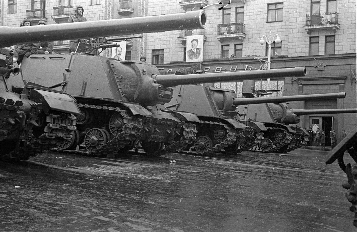 ИСУ-122 на Параде Победы в мюне 1945 года. В это время уже вовсю шлообсуждение будущих САУ, которые сменяли находящиеся в производстве образцы.