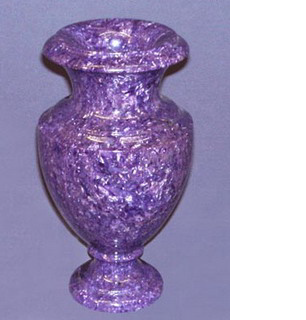 Полированная ваза из чароита