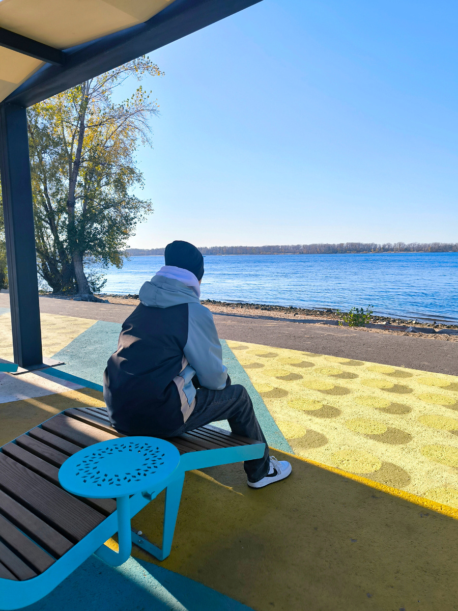 Арсений о чем-то мечтает, глядя на Волгу