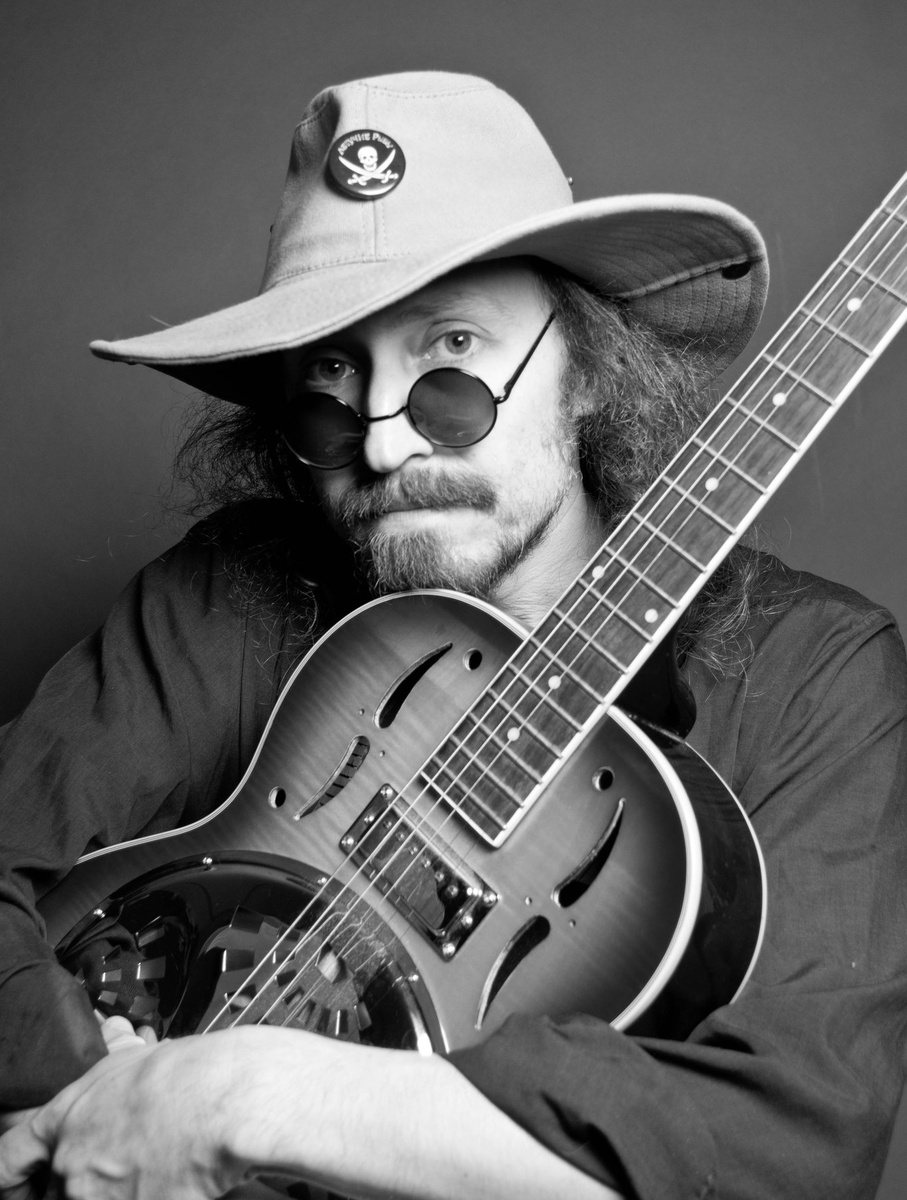 Александр Андрюшкин, лидер группы ЛЕТУЧИЕ РЫБЫ, барабанщик ГО, КООПЕРАТИВА НИШТЯК, ИНСТРУКЦИИ ПО ВЫЖИВАНИЮ. Участник трибьюта гр. ЧЕРНОЗЁМ (2024). Фото из архива ВК группы ЛЕТУЧИЕ РЫБЫ