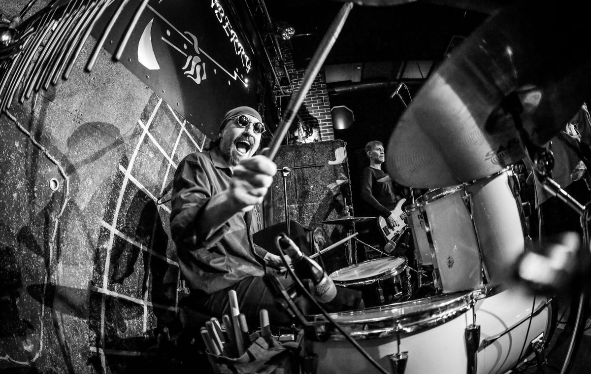 Александр Андрюшкин, лидер группы ЛЕТУЧИЕ РЫБЫ, барабанщик ГО, КООПЕРАТИВА НИШТЯК, ИНСТРУКЦИИ ПО ВЫЖИВАНИЮ. Участник трибьюта гр. ЧЕРНОЗЁМ (2024). Фото из архива ВК А.Андрюшкина