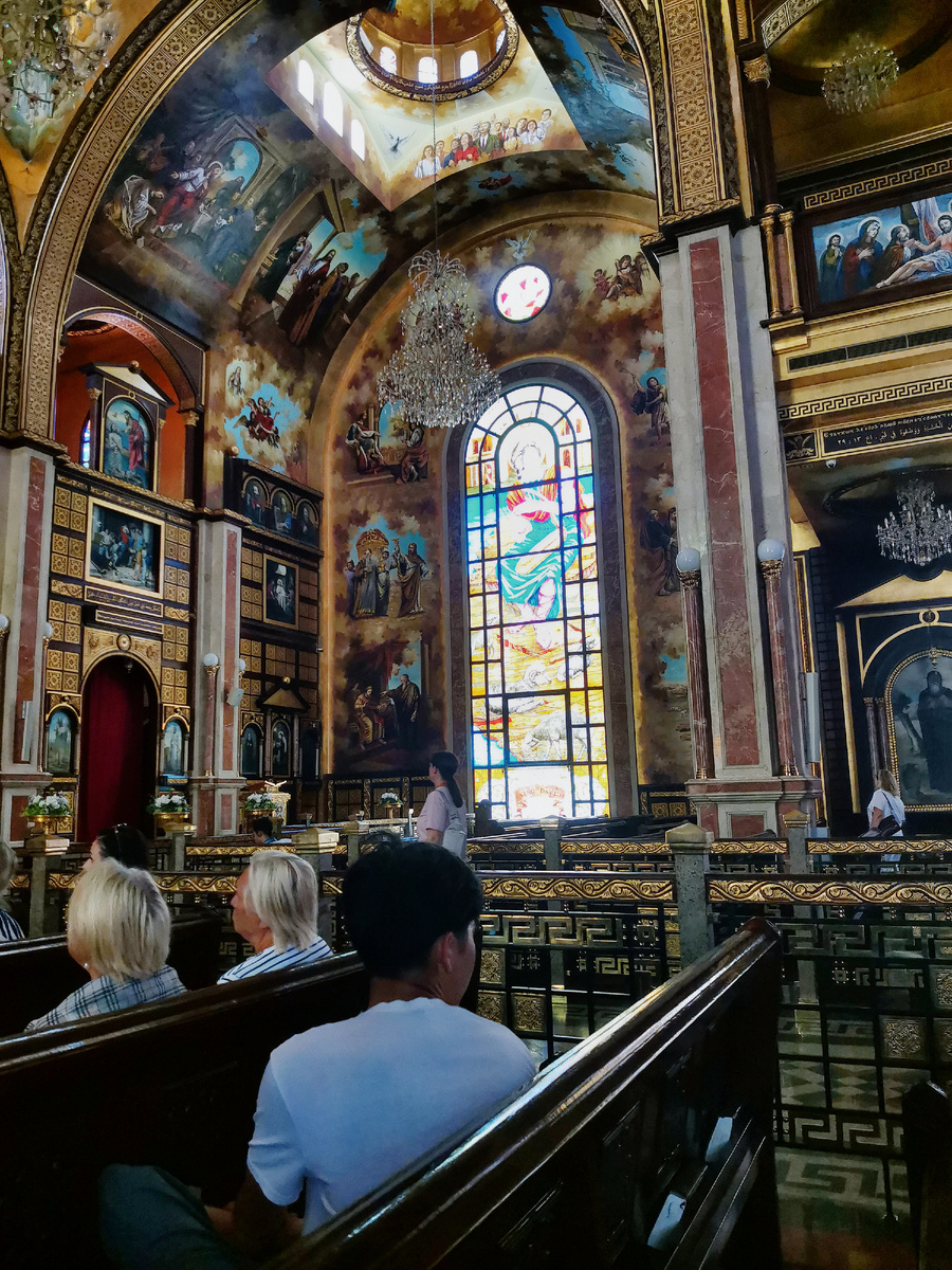 Слушаем рассказ коптского батюшки о церкви. Фото автора.