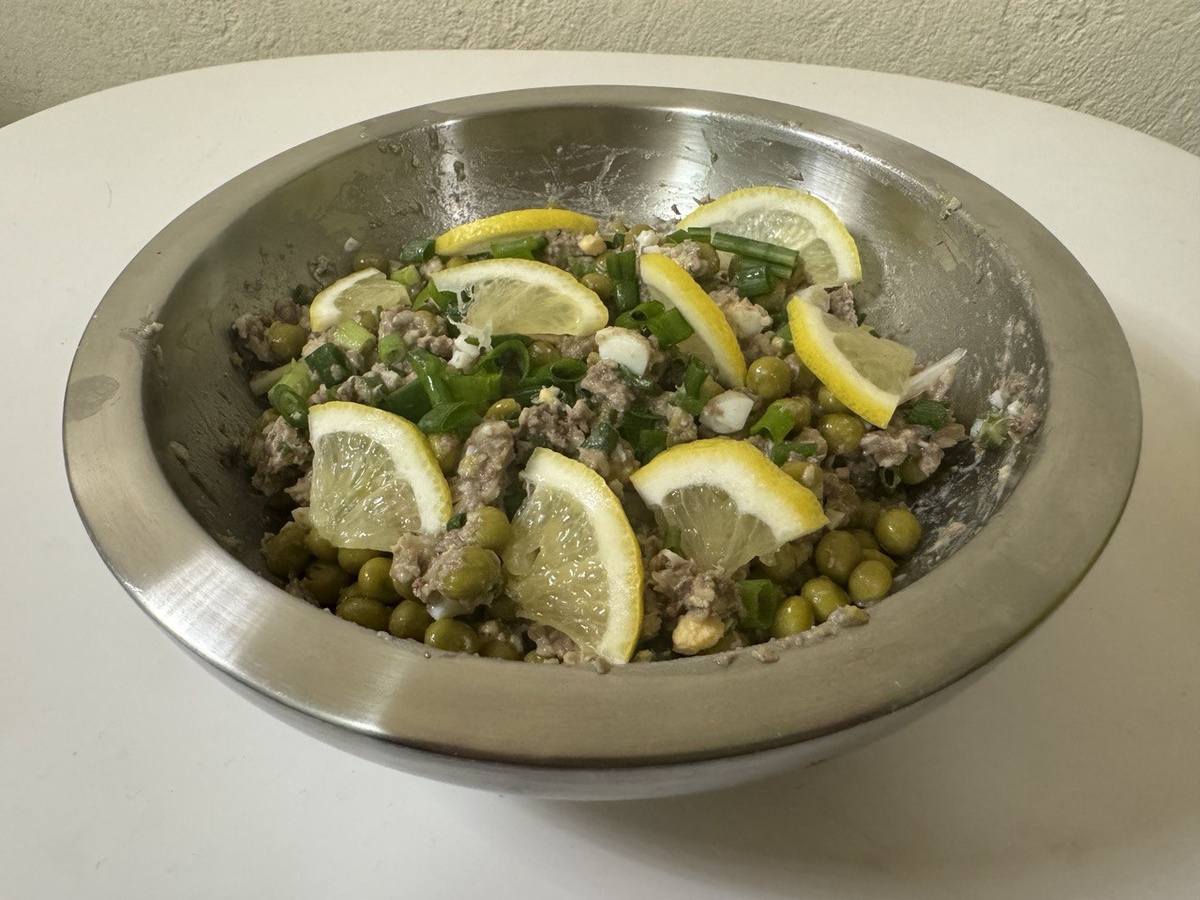 Это самый простой салат из консервов «Иваси», который только можно себе представить. Но простота приготовления — не главное его достоинство 