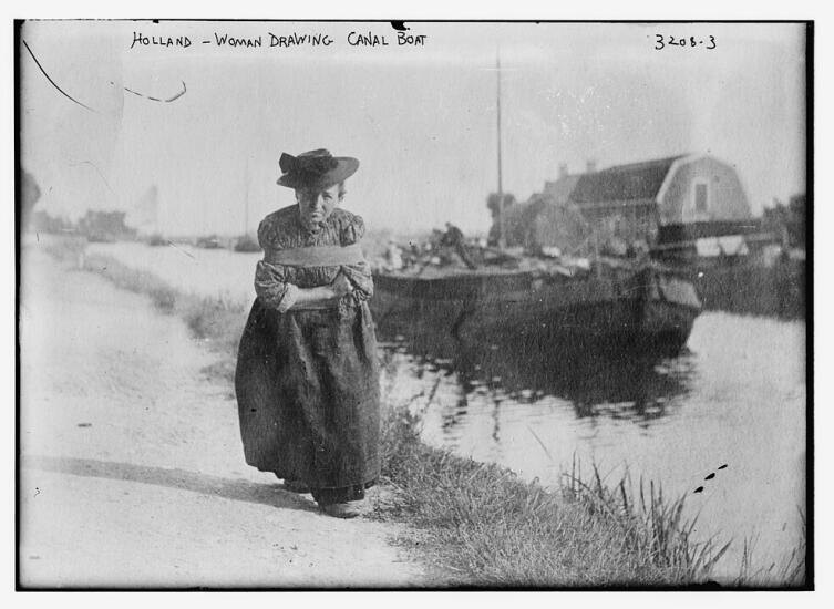    Женщина, тянущая судно по каналу. Голландия, 1910 г. Фото: общественное достояние
