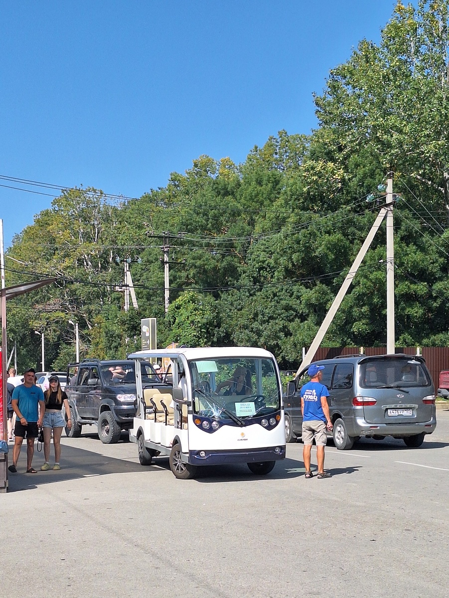 Такая машинка возит с остановки до озера