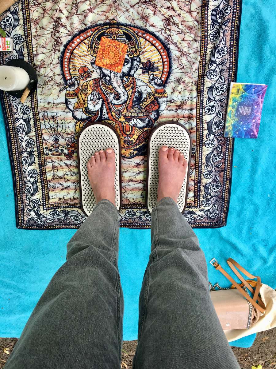 2022 год. Санкт-Петербург. Таврический сад. Впервые встала на гвозди с проводником гвоздестояния и простояла 30 рекордных минут.