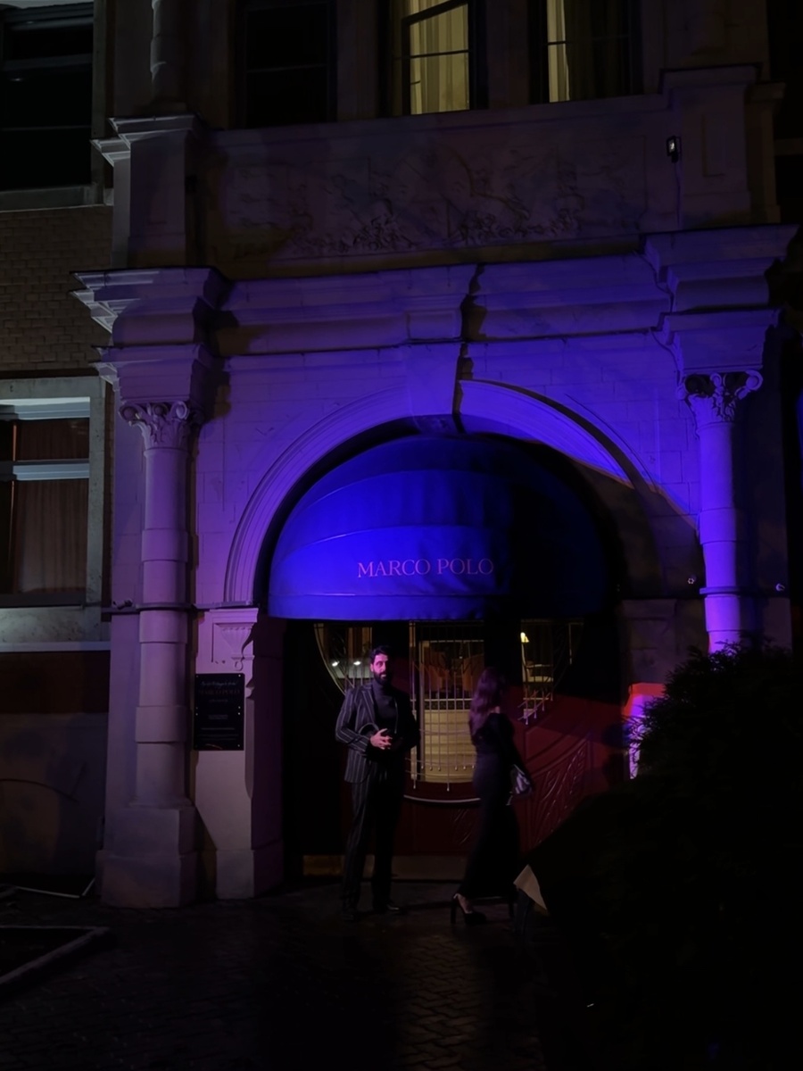 Вход, где вы уже начинаете чувствовать атмосферу джазового клуба.