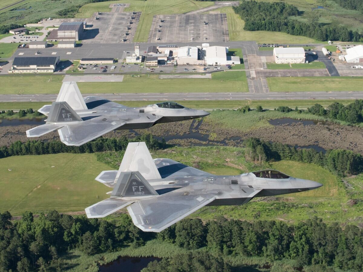    Истребители F-22 Raptor ВВС США пролетают над авиабазой Лэнгли© Фото : U.S. Air Force / Staff Sgt. Natasha Stannard