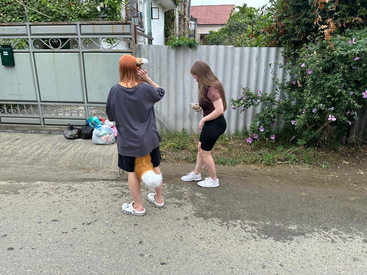 Идут на пляж дети, температура воздуха больше тридцати градусов, жарко даже в купальниках. Идут с бабушками…