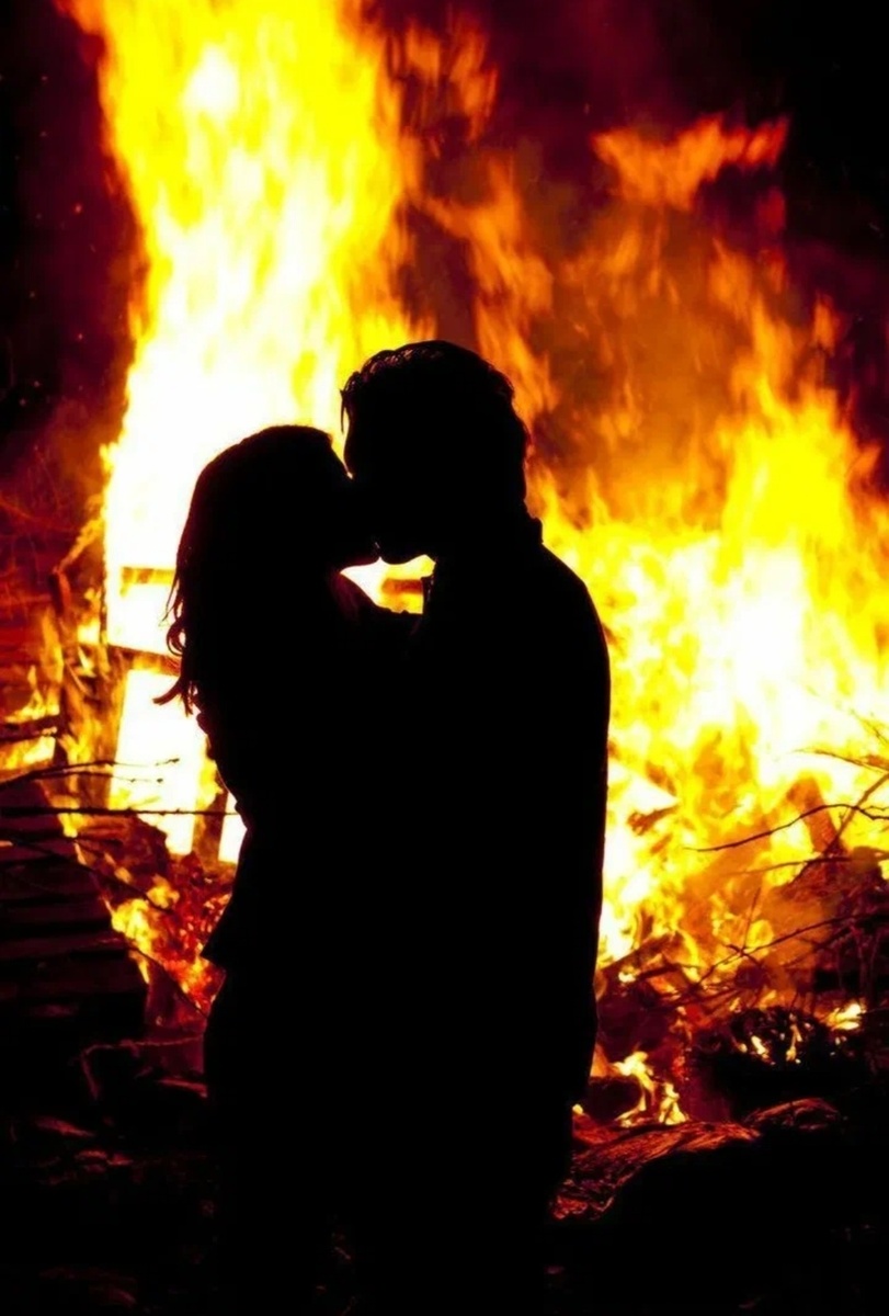 Вдвоем можно выжить где угодно. И даже если раньше человек был тебе безразличен ты поневоле начинаешь испытывать к нему чувства.