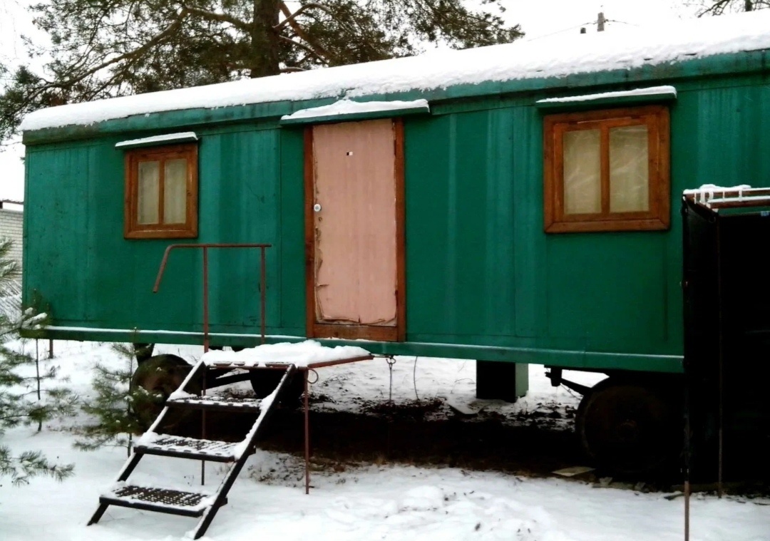 Вагончик выглядел примерно так. Только был не крашеный и стоял прямо на земле. На входе был тамбур где стоял стол. На столе красовалась двухконфорочная газовая плита. Рядом со столом стояла пара баллонов с пропаном. Влево и право были две комнатки. В каждой были сколочены деревянные нары. В комнате справа нары были двух ярусные, по паре. В левой стояли под прямым углом друг к другу.