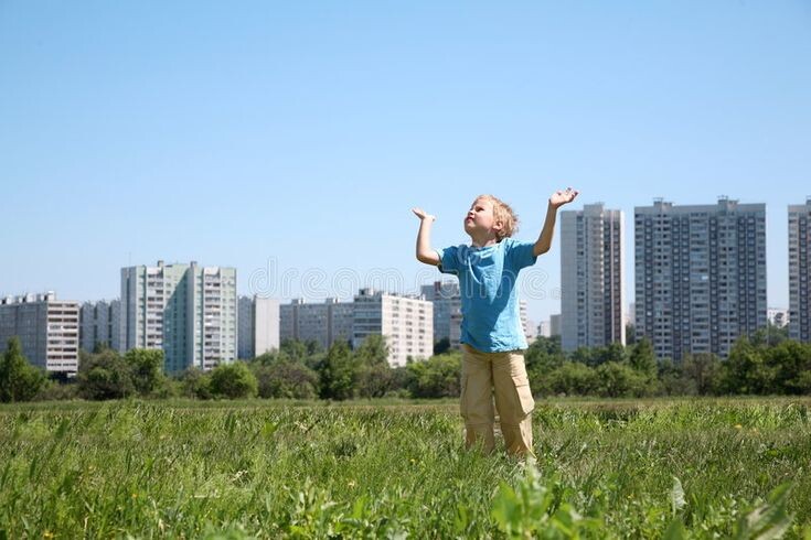 Мальчик на окраине города.