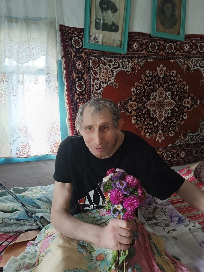 Пожилой мужчина с букетом цветов