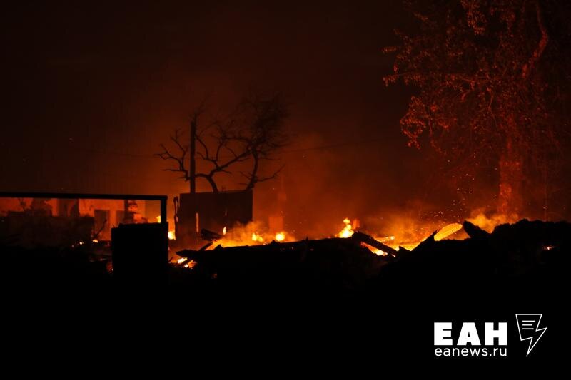    Фото: ЕАН. После взрыва на заправке возник сильный пожар