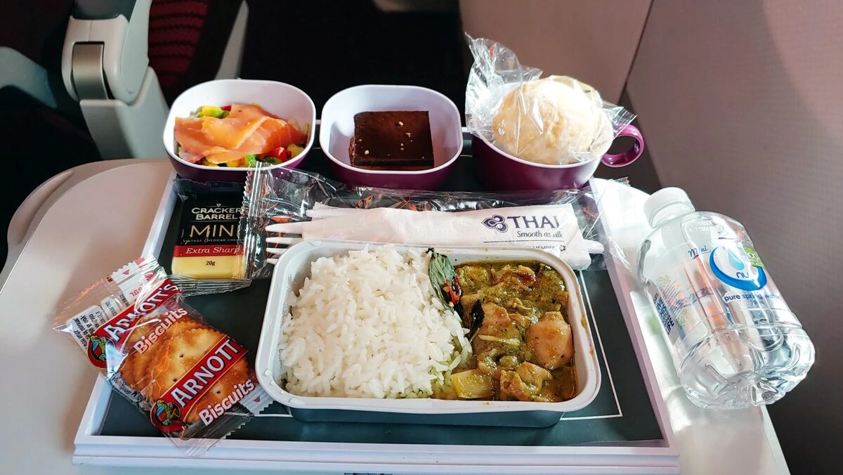 Авиакомпания Thai Airways International ввела в своё меню популярные блюда тайской уличной кухни, сделав акцент на аутентичные вкусы.