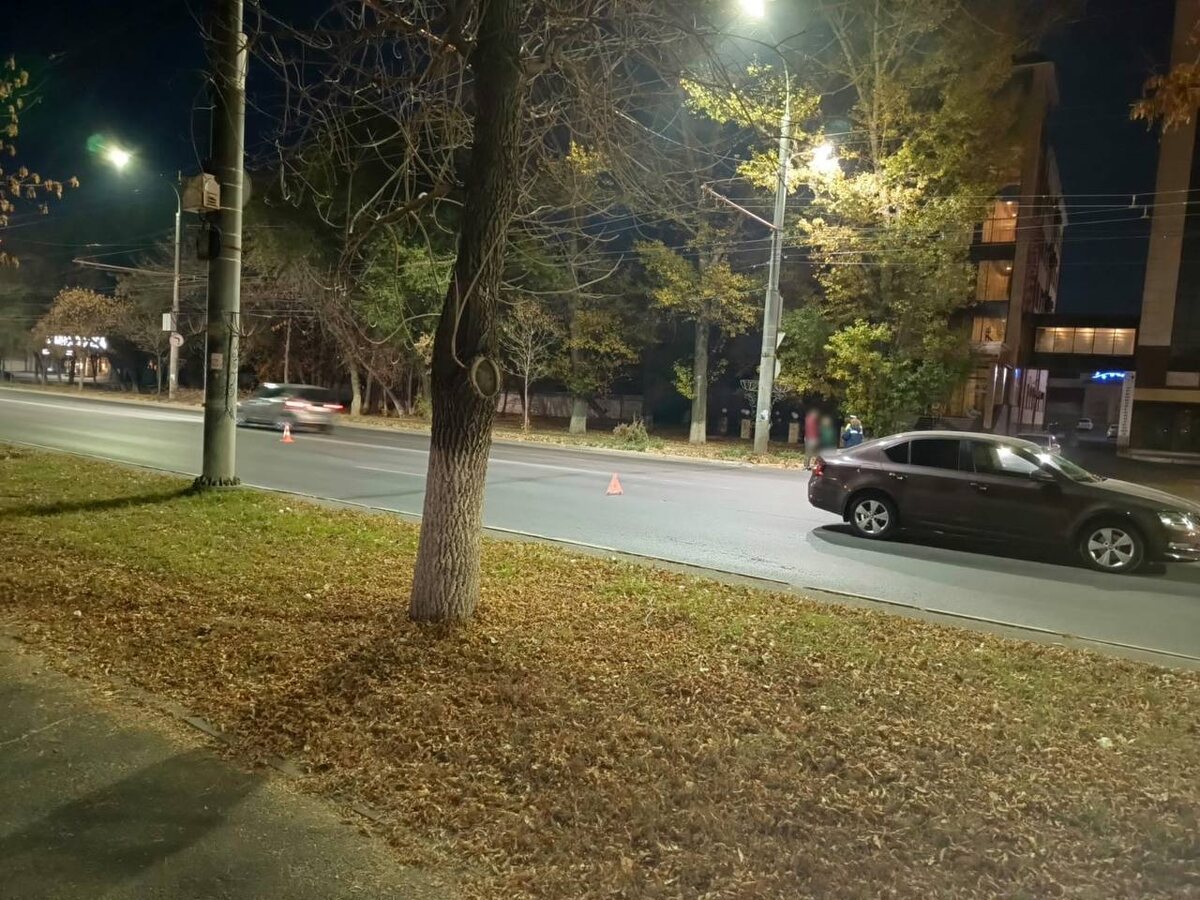  📷    В Оренбурге женщина переходила дорогу в неположенном месте и попала под колеса «Шкоды» Кристина Просвиркина