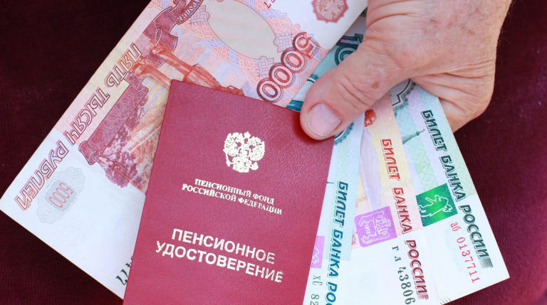    Money and pension card in the hands of an elderly woman ngsochi