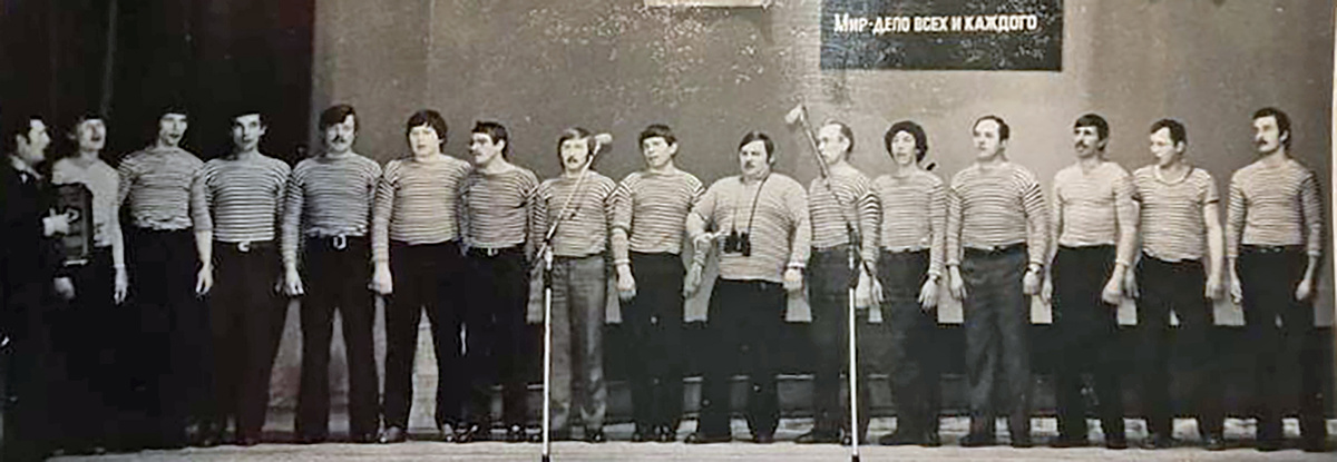 Отчетный концерт коллективов художественной самодеятельности совхозов района. Поют мужчины совхоза «Пинчугский«. 80-е гг.