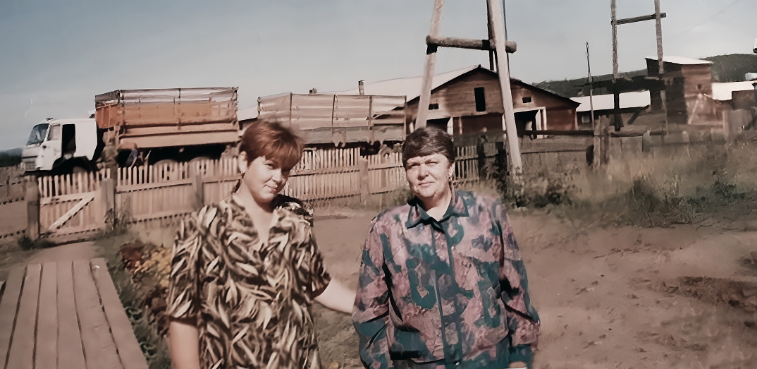 В ограде конторы Нина Ибрагимовна Мерешкина, секретарь, и Александра Ивановна Терскова, 90-е гг.