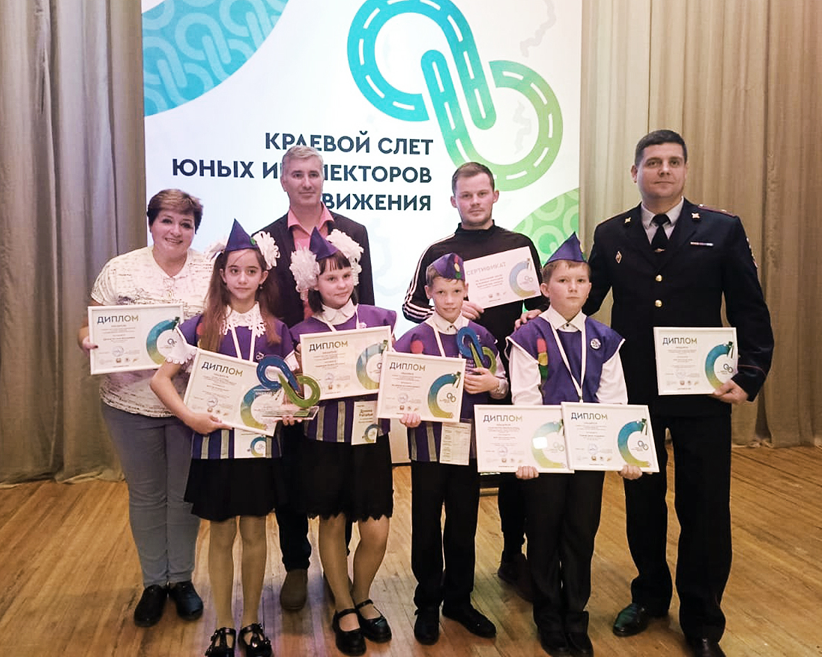 Фото на память с командой-победителем из Артюгино сделали Дмитрий Сорокин, заведующий лабораторией «Центр БДД» и Антон Гостев, начальник отделения по пропаганде и БДД Госавтоинспекции края