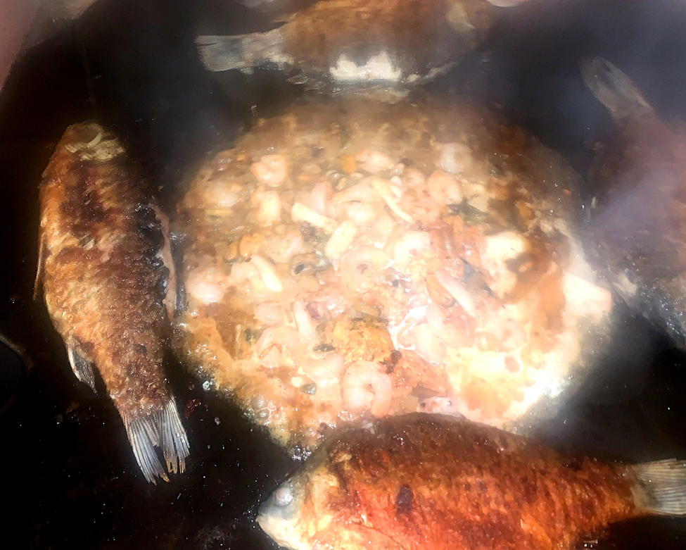 Караси с морепродуктами на садже и огне