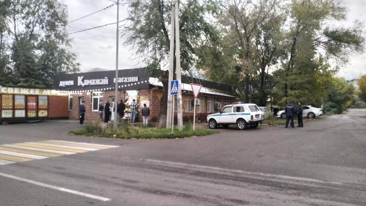 У магазина, где помогал родителям погибший © Sputnik/Айдана Дайырова