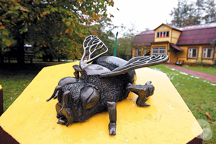Памятник пчеле в экоцентре Кузьминки