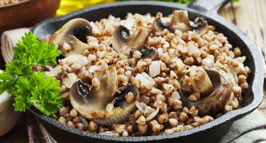 Гречневая каша в сочетании с грибами и луком