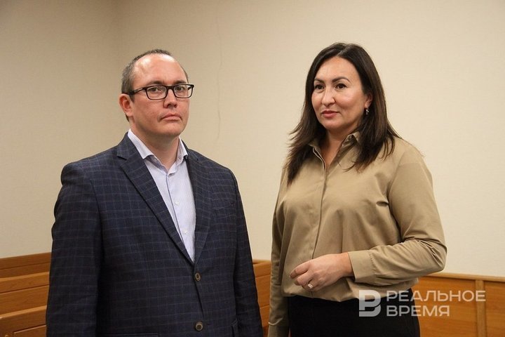 Адвокат Альбина Ситдикова представила суду снимки обвиняемого с младенцами. Михаил Захаров / realnoevremya.ru