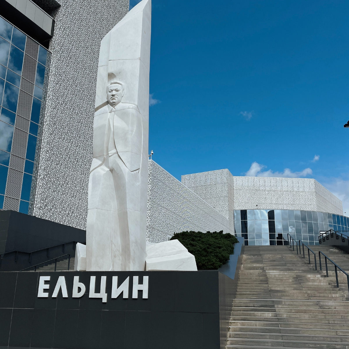 "Скромно" и "совсем не пафосно"