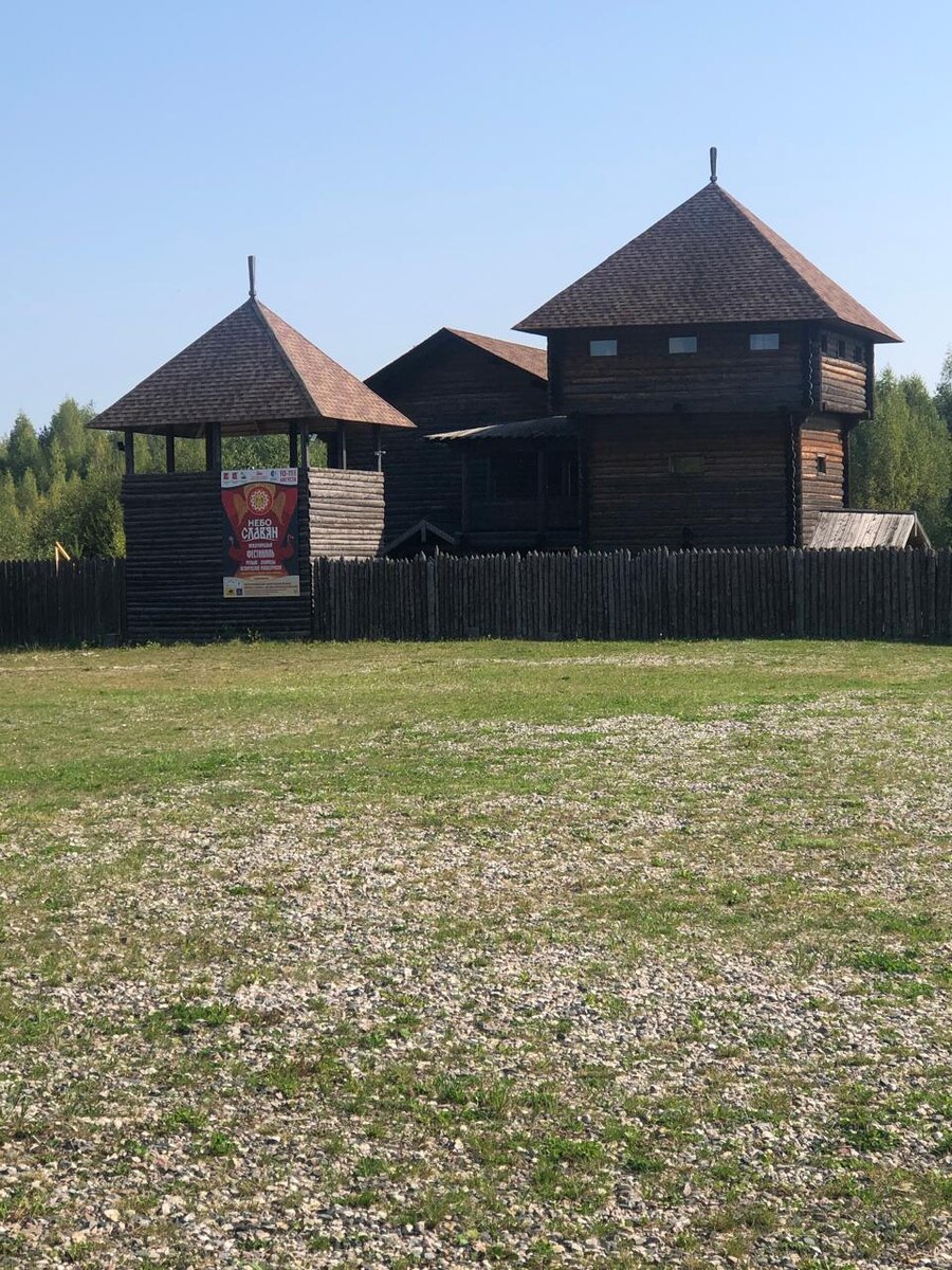 Архитектурная постройка на берегу. Новодел