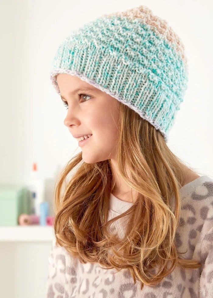 Милая детская шапочка спицами- описание вязания