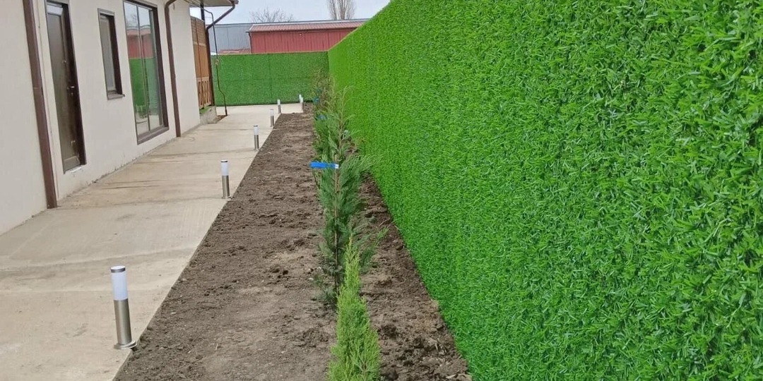 Оставьте идею с забором из профлиста. Есть более красивый способ отгородиться от соседей