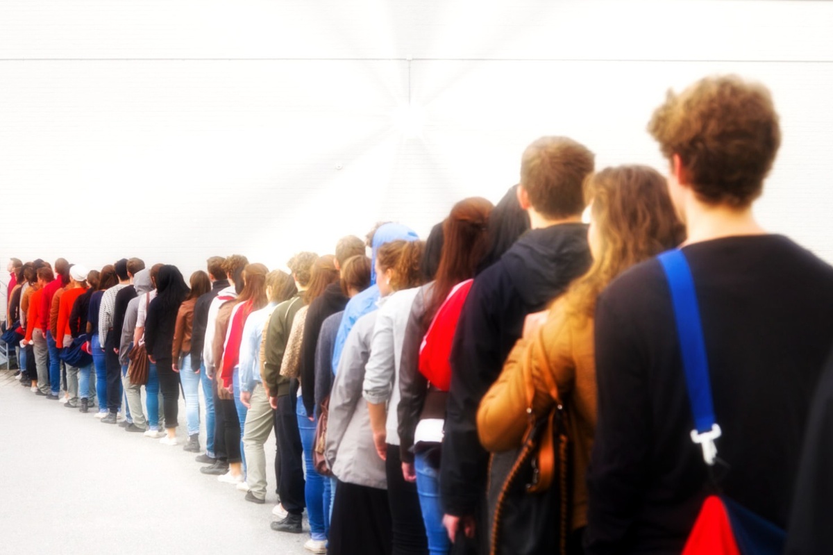 В любой очереди есть человек, который торопится больше всех. 