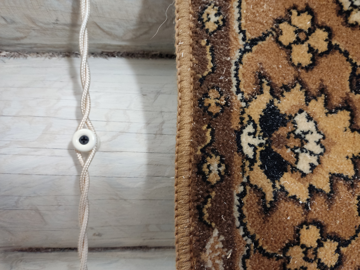 Выглядит проводка вот так, мне очень нравится. Мне вообще нравится, что комнатка стала хорошо освещена. 