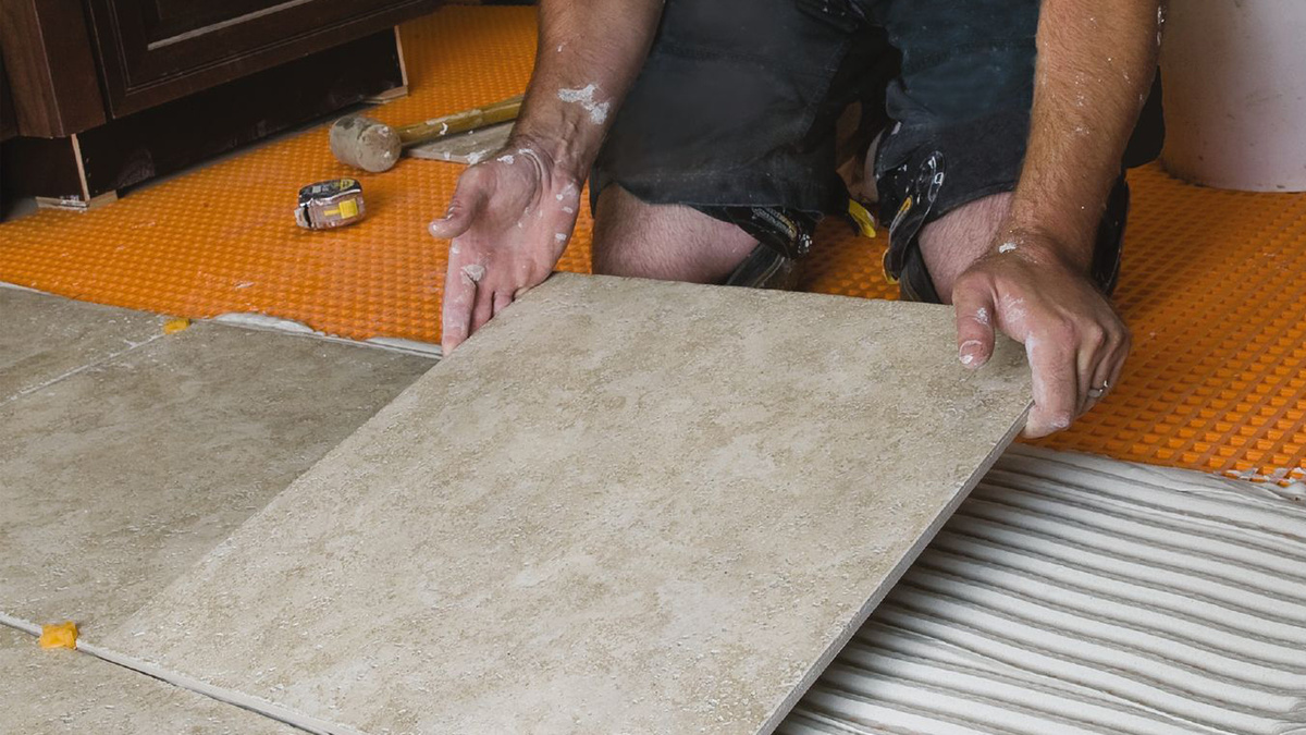 Твердые облицовочные материалы, уложенные поверх разделительной мембраны, служат дольше и с ними не возникает проблем в эксплуатации.