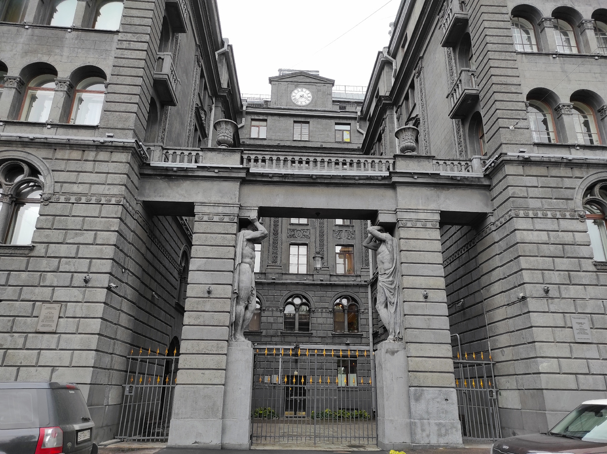 Внутренний двор просматривается с улицы (не закрытый двор-колодец, а курдонёр)