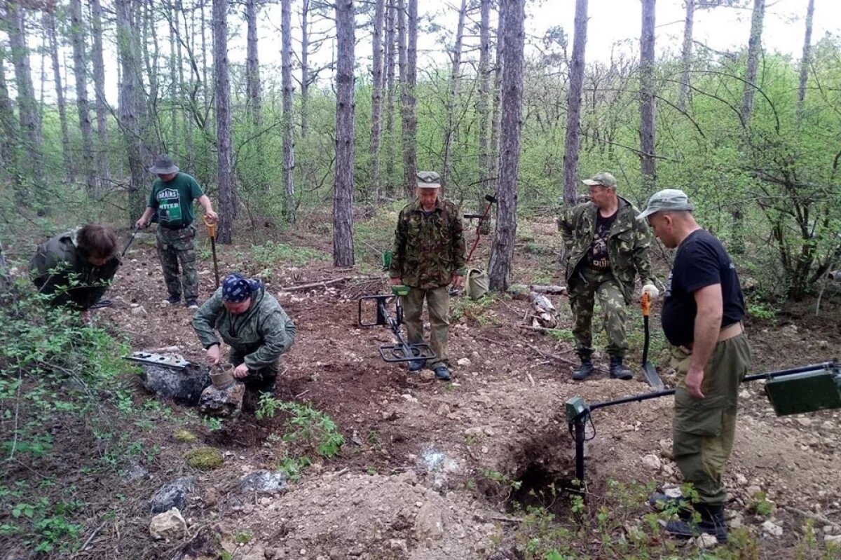    Поисковый отряд "Боспор-Поиск" по время полевого выхода.